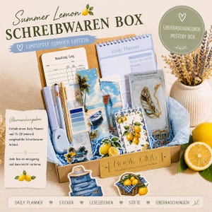 Könnte beinhalten: Eine Summer Lemon Schreibwarenbox mit einem Tagesplaner, Lesetagebuch, Feder-Lesezeichen und verschiedenen Stickern mit Strandmotiven, Zitronen und blauen Koffern. Das Set enthält Stifte und eine Buchclub-Karte in einer Pappschachtel.