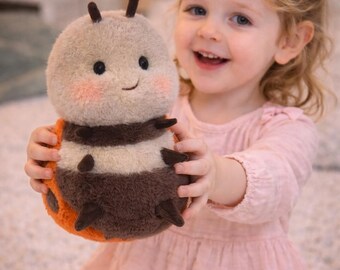 かわいいハチのぬいぐるみ 20cm – かわいいバンブルビーのぬいぐるみ、柔らかい昆虫人形、子供のための小さな保育園のギフト
