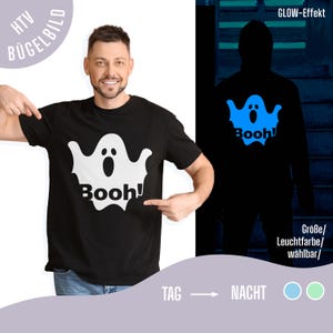 Könnte beinhalten: Ein schwarzes Kurzarm-T-Shirt mit einer weißen Geistergrafik und dem Schriftzug Booh! darunter. Das Design verfügt über einen Glow-Effekt, der im Dunkeln blau leuchtet, wie in der direkten Gegenüberstellung von Tag und Nacht zu sehen ist.