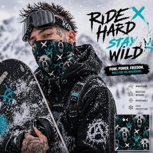 Könnte beinhalten: Eine Person trägt eine schwarze Kapuzenjacke und einen Gesichtsbedeckung mit einem Bären- und Kronenmuster und hält ein Snowboard. Das Bild hat den Text "RIDE HARD STAY WILD" und "PUNK. POWER. FREEDOM. BUILT FOR THE MOUNTAINS."