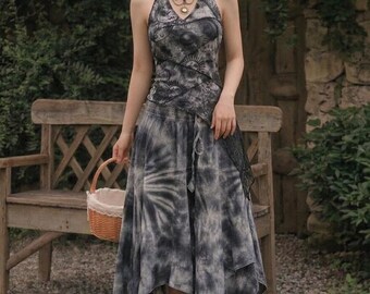 Conjunto de dos piezas Celestial Dark Cottagecore: top halter con estampado de sol y luna y falda maxi asimétrica con estampado tie-dye. Atuendo bohemio y original para festivales. RB14