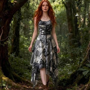 Peut inclure: Une femme vêtue d'une robe à motifs noir et blanc avec un corsage de style corset et un ourlet asymétrique, marchant dans une forêt. Elle porte des bottes de cow-boy marron et a de longs cheveux roux. La robe présente des motifs célestes et géométriques.