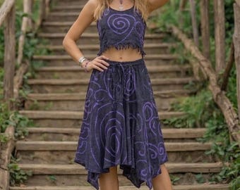 Conjunto de dos piezas estilo bohemio morado para festivales, top corto con estampado hippie en espiral y falda asimétrica, atuendo de fusión tribal - RB11