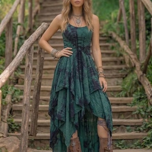 Boho Fairy Core Jurk Bosgroen Tie Dye Maxi Korset Jurk met Vetersluiting Pixie Jurk Hippie High Low Festival Heksenjurk met Zakdoekzoom - RB02