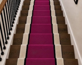 Tapete passadeira para escadas em lã tufada à mão - The Velvet Meridian, tamanho personalizado, magenta e creme, tapete longo geométrico moderno para escadas.