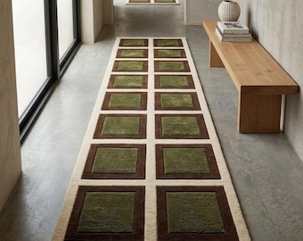 Alfombra de pasillo tejida a mano "Verdant Grid" - Alfombra geométrica de lana de estilo moderno de mediados de siglo, color verde salvia y marrón tierra, alfombra para pasillo o sala de estar.