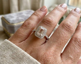 1,50-karatowy diament w szlifie szmaragdowym z oprawą Halo. Certyfikat IGI.