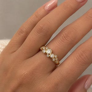 Anillo burbuja con diamante sintético de talla redonda, anillo engastado en oro amarillo de 14 quilates, banda burbuja con diamante, anillo apilable moderno, anillo de aniversario.