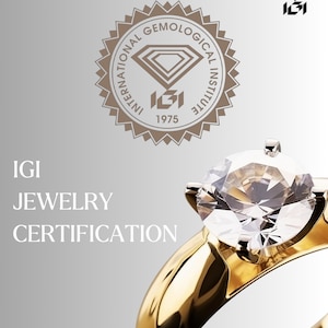 Pode incluir: Um close-up de um anel de ouro com um grande diamante transparente. O anel está sobre um fundo cinza claro. O texto "IGI JEWELRY CERTIFICATION" é visível. O logotipo IGI e as palavras "INTERNATIONAL GEMOLOGICAL INSTITUTE" também estão presentes.