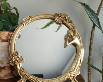 Art Nouveau gouden wandspiegel - Beeld van een vrouw en een bloem - Chique vintage decoratie - Tafel- of wandspiegel 25*23 cm