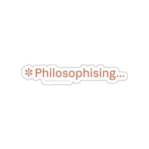 Può includere: Un adesivo con la parola "Philosophising..." in marrone chiaro, con un asterisco floreale all'inizio. L'adesivo include anche il testo "alwaysallow.com/shop" in un carattere più piccolo.