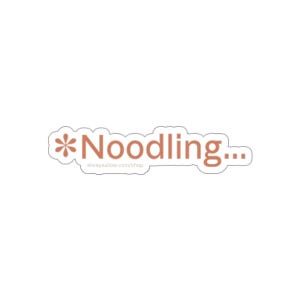 Può includere: Un adesivo con la parola "Noodling..." in un font color ruggine, con un asterisco floreale prima della parola. L'adesivo include anche l'indirizzo del sito web "alwaysallow.com/shop" sotto.