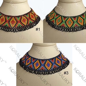 Puede incluir: Tres collares de cuentas con cuentas negras, rojas, naranjas, amarillas, verdes y azules. Los collares están en exhibición en maniquíes. Los collares están etiquetados como #1, #2 y #3.
