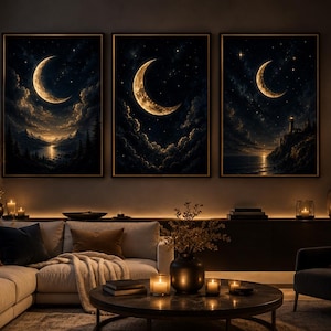 Könnte beinhalten: Drei gerahmte Kunstdrucke zeigen Mondsicheln in einem Nachthimmel mit Wolken und Sternen. Das Kunstwerk hat einen warmen, goldenen Schein und schafft eine ruhige Szene. Die Gemälde werden über einem Sofa in einem gemütlichen Wohnzimmer ausgestellt.