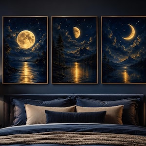 Könnte beinhalten: Ein dreiteiliges Wandbild-Set mit drei vertikalen rechteckigen Drucken, die nächtliche Landschaften mit Vollmond, Halbmond und Mondsichel über einem dunklen See, Bergen und Tannen mit goldenen Lichtreflexionen auf dem Wasser zeigen.