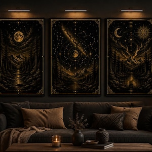 Könnte beinhalten: Ein Set aus drei rechteckigen Wandbildern mit goldenen und schwarzen Himmels- und Landschaftsdarstellungen. Die Kunstwerke zeigen Gebirgszüge, Wälder, Flüsse und nächtliche Himmel mit Monden, Sternen und Sternbildern in vertikaler Ausrichtung.