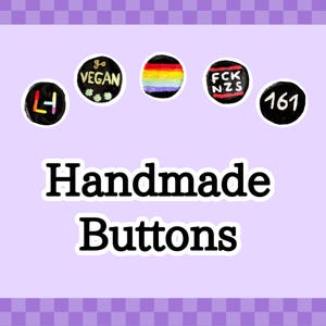 Könnte beinhalten: Fünf runde Knöpfe in einem Bogen angeordnet über dem Text Handmade Buttons. Die Knöpfe haben schwarze Hintergründe mit verschiedenen Motiven, darunter ein Regenbogen, der Text go VEGAN, FCK NZS, 161 und ein buntes Symbol auf hellviolettem Grund.