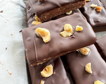 Barre protéinée chocolat noisettes tahini, sans gluten, sans sucre, ingrédients biologiques