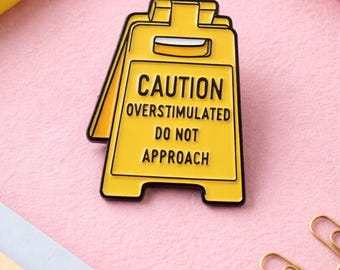 Broche de esmalte engraçado "Superestimulado" – Humor de cautela, acessório com mensagem inspiradora e com a qual você se identifica.