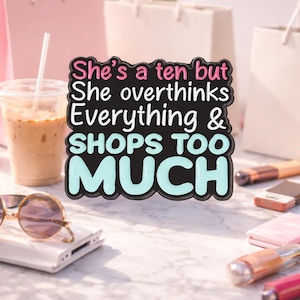 Pin esmaltado "She's A Ten" – Humor femenino, broma sobre adictas a las compras, accesorio con el que te identificarás