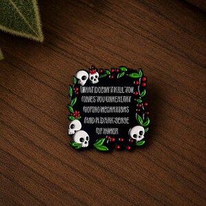 Pin esmaltado con cita de humor negro "¿Qué te mata?" – Humor sobre salud mental, chiste caótico, accesorio con el que te identificarás
