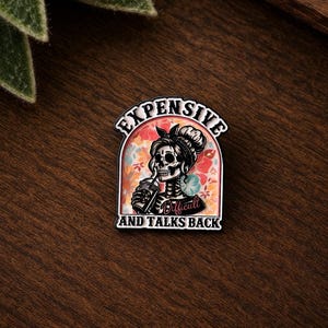 Pin esmaltado: accesorio de esqueleto caro, difícil de conseguir y que responde.