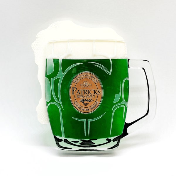 St Patrick's Day Green Beer lager dans une tasse en stein fabriquée à partir d'acrylique découpé au laser et peint à la main