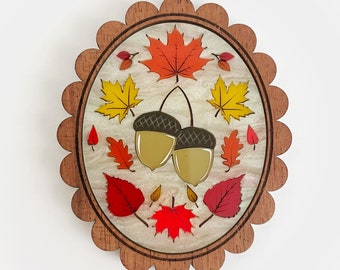 Camée d'automne avec glands et feuilles - Broche en acrylique (version beige scintillant)