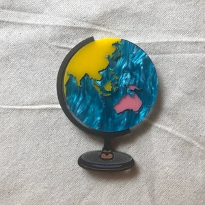 "Pink, Perlblau und Gelbe Weltkugel ""Dritter Stein von der Sonne"" geschichtete Laser-Cut Acryl Brosche."