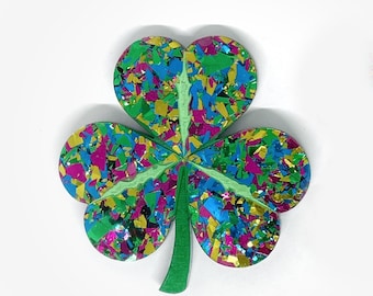 St Patrick’s Day « Shamrock » luxe multicolore avec broche de paillettes de papier d’aluminium vert en coupe laser et acrylique peint à la main