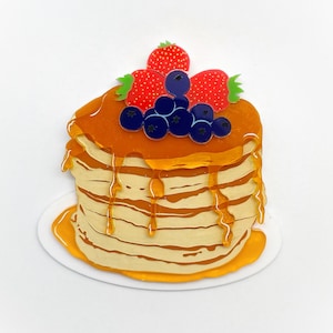 "Brosche ""Flipping fantastisch"" Muttertag Pfannkuchen Stapel mit Beeren und Ahornsirup - Acrylbrosche."
