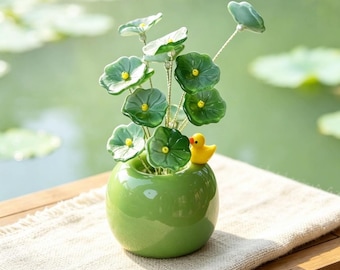 Mundgeblasene Glas Lotus Bonsai Verzierung, grünes Blumendekor, gelber Entenakzent