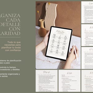 Puede incluir: Una tableta muestra un planificador de bodas, sostenida por una persona. La pantalla muestra una l&iacute;nea de tiempo con iconos. El texto a la izquierda dice "Organiza Cada Detalle con Claridad". Tambi&eacute;n se ve texto y listas de verificaci&oacute;n adicionales.