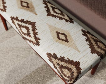 Panca imbottita in stile tribale turco, seduta geometrica beige, panca da camera da letto in stile ottomano, mobili neutri per l'ingresso.