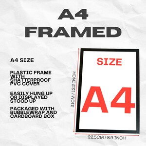 Peut inclure: Un cadre A4 en plastique noir avec une protection en PVC incassable. Le cadre mesure 31 cm sur 22,5 cm. Le texte sur l'image indique A4 FRAMED, A4 SIZE, PLASTIC FRAME WITH SHATTERPROOF PVC COVER, EASILY HUNG UP OR DISPLAYED STOOD UP.