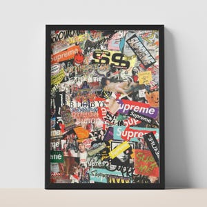 Peut inclure: Une &oelig;uvre d'art murale encadr&eacute;e rectangulaire pr&eacute;sentant un collage dense de divers autocollants et impressions graphiques. La composition comprend plusieurs logos Supreme de diff&eacute;rentes couleurs, polices et styles, ainsi que des images pop.