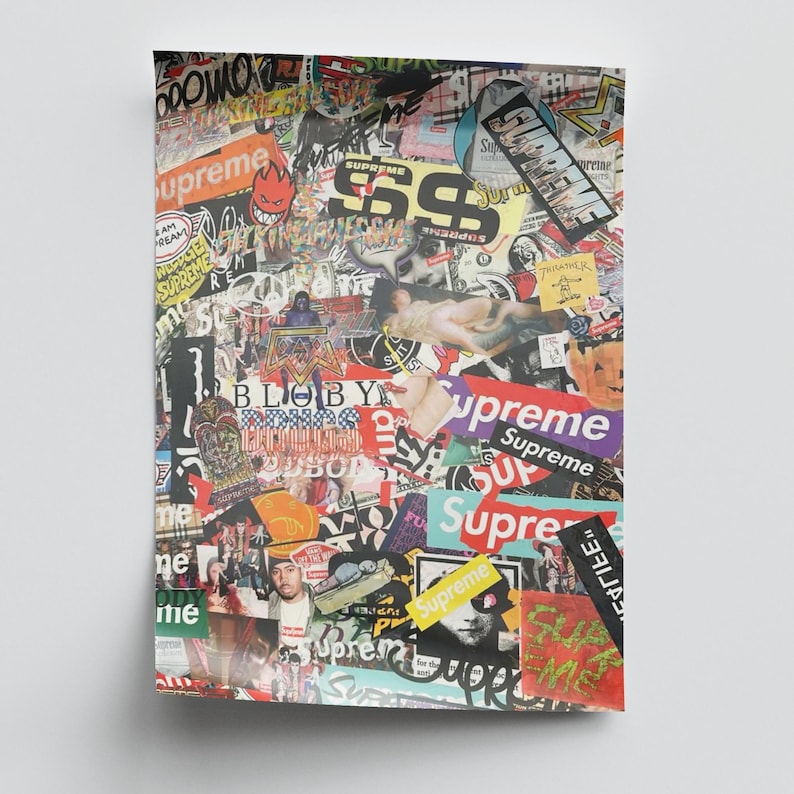 Peut inclure: Une affiche rectangulaire pr&eacute;sentant un collage dense de divers autocollants et impressions graphiques. Le design comprend de multiples occurrences du mot Supreme dans diff&eacute;rentes polices et couleurs, ainsi que des illustrations, des portraits et du texte.