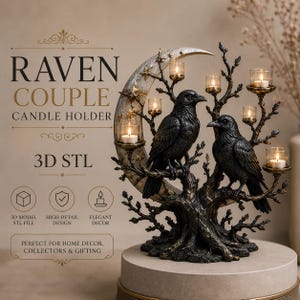 Puede incluir: Un portavelas Raven Couple con dos cuervos negros posados en una rama de árbol frente a una luna creciente. El diseño incluye seis pequeños portavelas de cristal con velas encendidas. Texto: RAVEN COUPLE CANDLE HOLDER 3D STL.