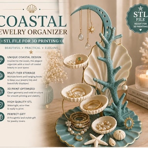 Könnte beinhalten: Ein türkisfarbener und cremefarbener Schmuckorganizer mit einer Mondsichel, einem korallenförmigen Ständer und mehreren muschelförmigen Schalen. Die Basis ist ein gewellter Teller mit einem Seestern. Der Text lautet COASTAL JEWELRY ORGANIZER.