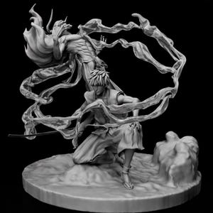 Peut inclure: Figurine en niveaux de gris représentant une scène de combat dynamique. Une figurine agenouillée avec une épée fait face à un être spectral, tous deux entourés d'éléments fluides et éthérés. Les figurines sont sur une base circulaire, sur fond noir.