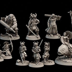 Peut inclure: Ensemble de figurines miniatures détaillées, comprenant des guerriers avec des épées, des arcs et des massues. Les figurines sont dans diverses poses et sont posées sur des socles circulaires. La couleur est grise neutre.
