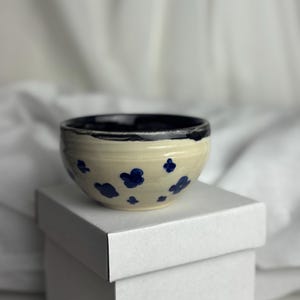 Taza de cerámica con flores azules.