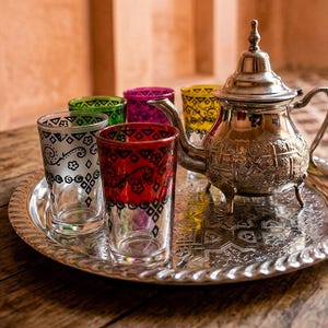 8-teiliges marokkanisches Teeservice, gravierte silberne Teekanne und Tablett mit mehrfarbigen Beldi-Gläsern, komplettes Minztee-Servierset