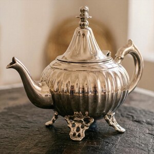 Tetera marroquí estriada, tetera de plata pulida, tetera Berrad con base de estilo vintage para la ceremonia tradicional del té.