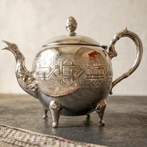 Tetera marroquí grande, tetera de latón bañada en plata, tetera Berrad con base grabada a mano para agasajar invitados y celebrar ceremonias del té.