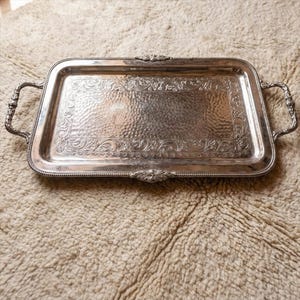 Bandeja rectangular plateada con asas, centro de mesa de metal disponible en 3 tamaños.