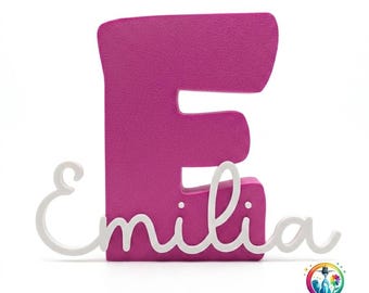 Letra decorativa personalizada impressa em 3D na cor rosa magenta (PLA) / Etiqueta com o nome "Emilia" e caligrafia em branco (PLA+)