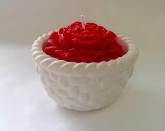 Vela de rosa hecha a mano en cuenco de yeso, decoración floral, acento romántico para el hogar.