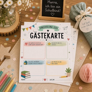 Könnte beinhalten: Eine weiße Gästekarte aus Papier für die Einschulung 2026 mit Rastermuster, bunten Wimpeln und vier Feldern mit deutschen Textvorgaben für Wünsche, Tipps, Schulzeit-Erinnerungen und Nachrichten, verziert mit Symbolen eines Rucksacks und Büchern.