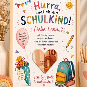 Könnte beinhalten: Ein gerahmtes Poster mit dem Text Hurra, endlich ein SCHULKIND! Liebe Lena, illustriert mit einem Luftballon, einem Stift, einer Schultüte, einem Rucksack und einem aus einem Zehn-Euro-Schein gefalteten Herz, umgeben von bunten Konfetti und Sternen.